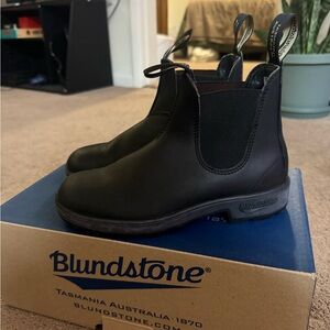 NWT Women’s Blundstones